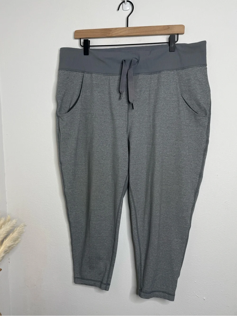 Lululemon Heather Gray Drawstring Cropped Jogger Pants 12 Dance Loungewear